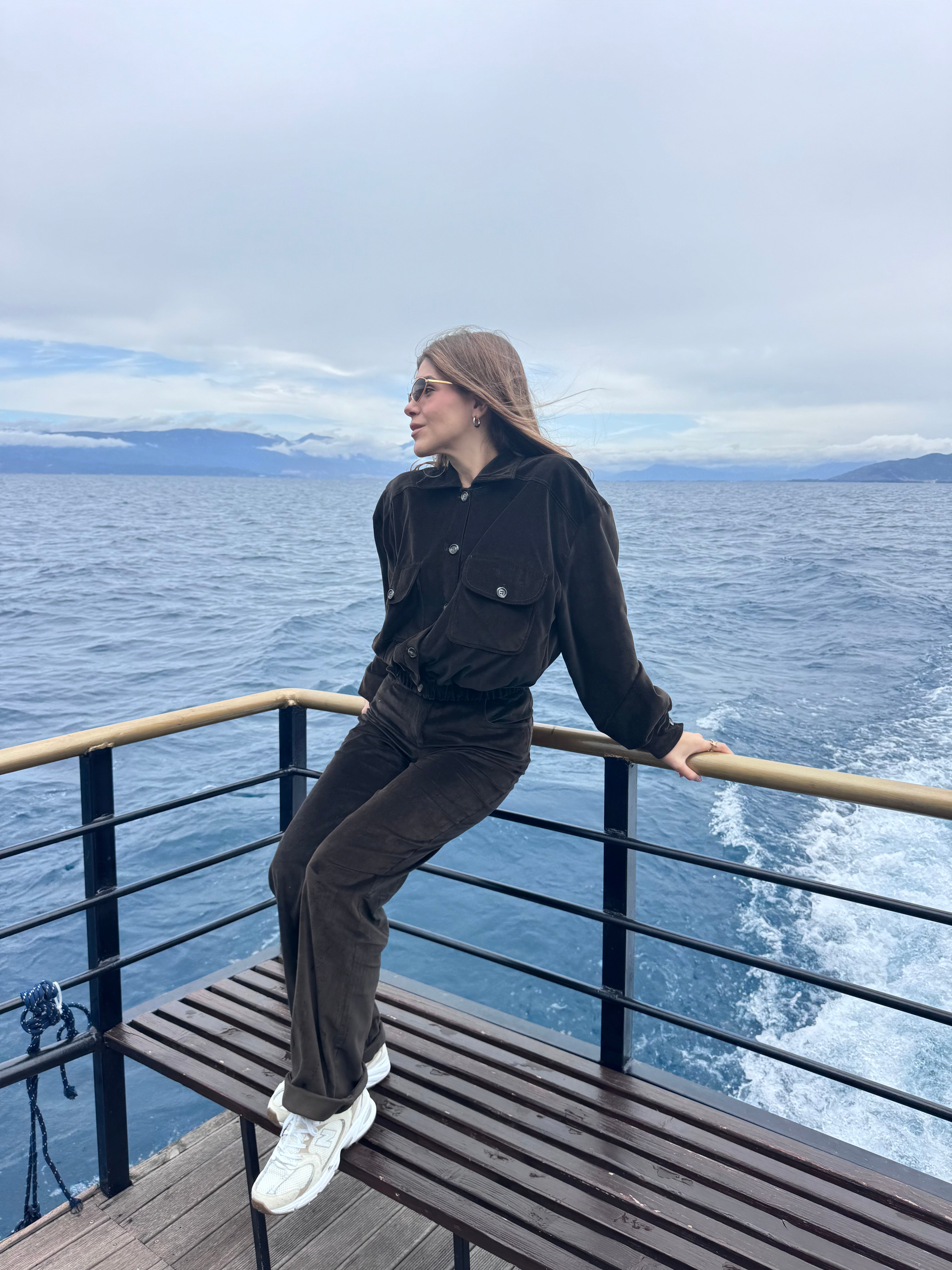 Velvet fusion bomber in dark brown